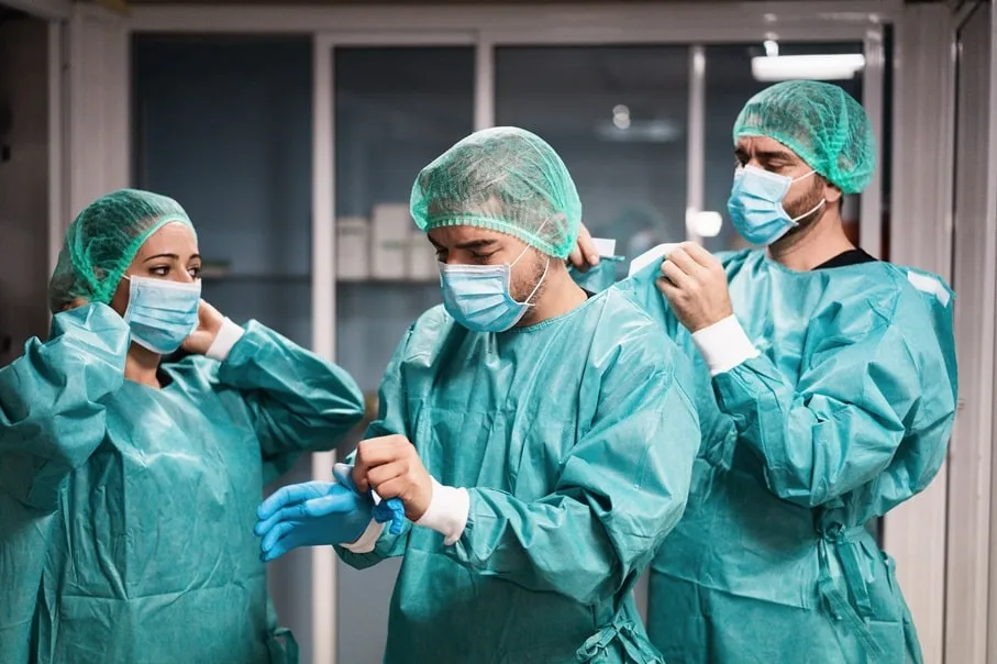 Enfermeiros com pós-graduação em Enfermagem em Centro Cirúrgico e Central de Material e Esterilização antes de uma cirurgia
