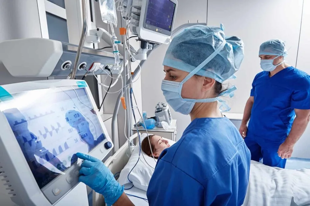 Enfermeiros com pós-graduação em Enfermagem em Terapia Intensiva em uma sala de cuidados intensivos