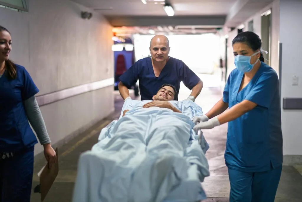 Enfermeiros com pós-graduação em Enfermagem em Urgência e Emergência fazendo um atendimento de emergência
