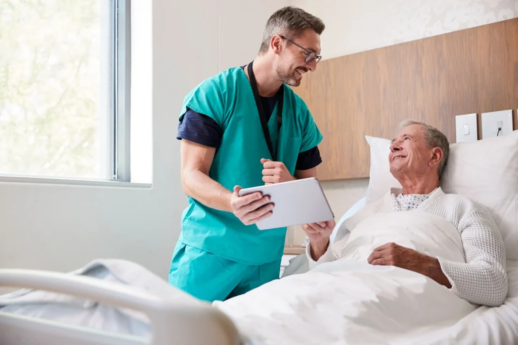 Nutricionista com pós-graduação em Nutrição Clínica e Hospitalar atendendo um paciente no hospital