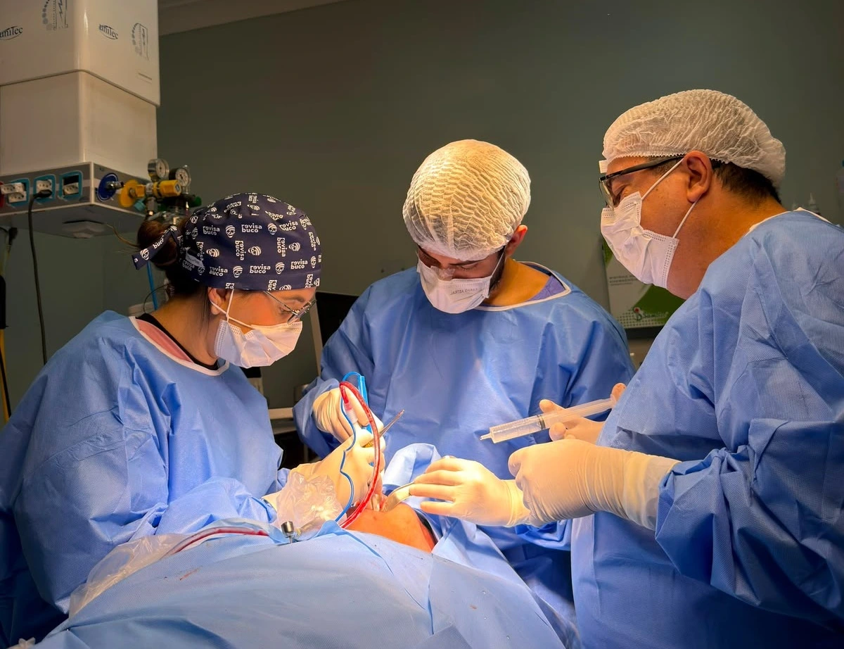 Aluna da pós-graduação em Cirurgia e Traumatologia Bucomaxilofacial da Aport Educacional operando paciente